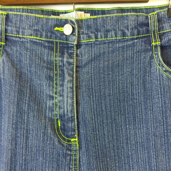 Bill Blass stretch capris with green gingham cuffs - Picture 3 of 11